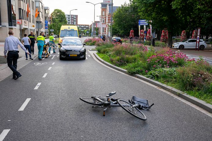 Het ongeluk gebeurde rond 06.45 uur aan de Raadhuislaan, in het centrum van Oss.
