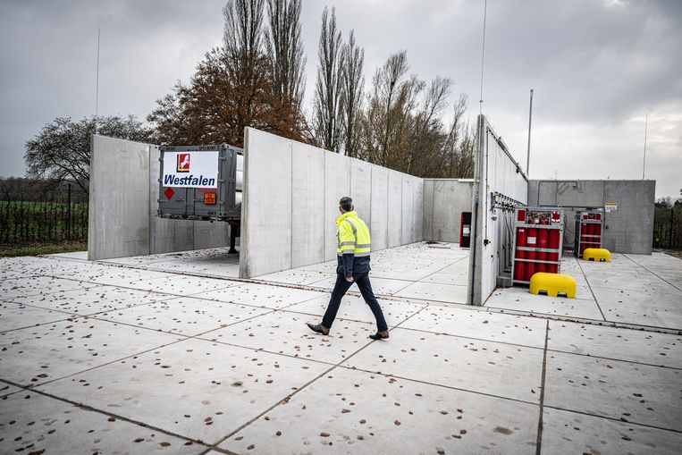 Het waterstof voor de woningen in Lochem wordt aangevoerd in vrachtwagens. Links een trailer met waterstof. Rechts een voorraadje waterstof voor als twee vrachtwagens elkaar afwisselen, en voor noodgevallen. Beeld Koen Verheijden