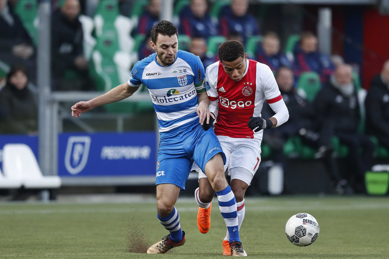 Ajacied David Neres (rechts) in duel met PEC-aanvoerder Bram van Polen. Beeld ANP Pro Shots