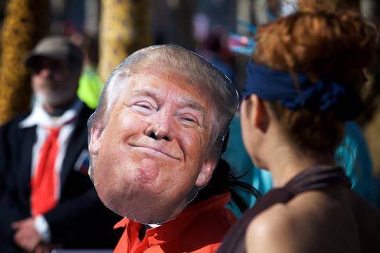 Een portret van Donald Trump wordt meegedragen tijdens een vrouwenbetoging, gisteren in San Francisco waar 80.000 mensen op de been kwamen.