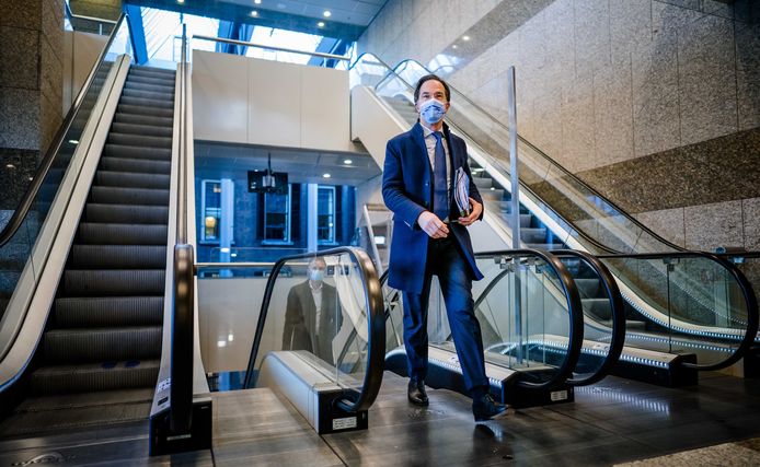Premier Mark Rutte arriveert bij de Tweede Kamer.  Hijzelf en zijn VVD worden al stevig onder vuur genomen in de campagne die nu echt begonnen is.