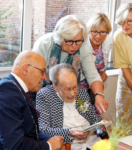 Zuster Marie Gabriël of tante Riet uit Schijndel viert 100ste verjaardag: ‘Ze straalt vandaag’  