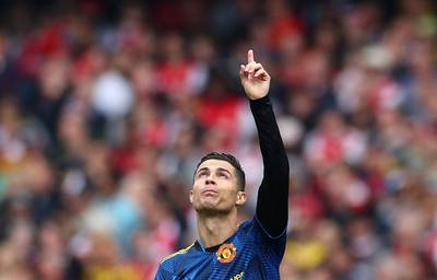 Ronaldo krijgt ook steun Arsenalfans, waarna hij 100ste Premier League-goal scoort en vinger naar hemel richt