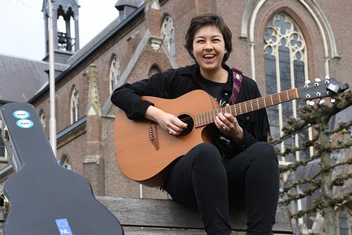 ,,Platte teksten kunnen me gestolen worden”, benadrukt Nederpopzanger Claudy uit Tilburg.