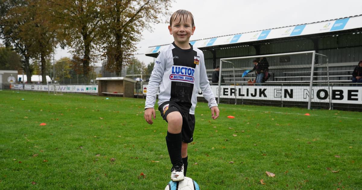 Regen? Geen probleem: Sem (6) is blij dat hij eindelijk een voetbaltoernooi kan spelen