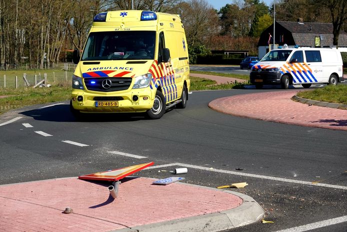 Bij het ongeluk in Voorthuizen raakten een verkeersbord en straatnaambord beschadigd.