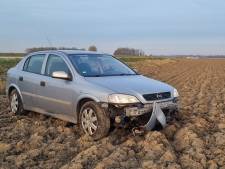 Automobilist vliegt sloot over tussen Elburg en Dronten en eindigt op akker
