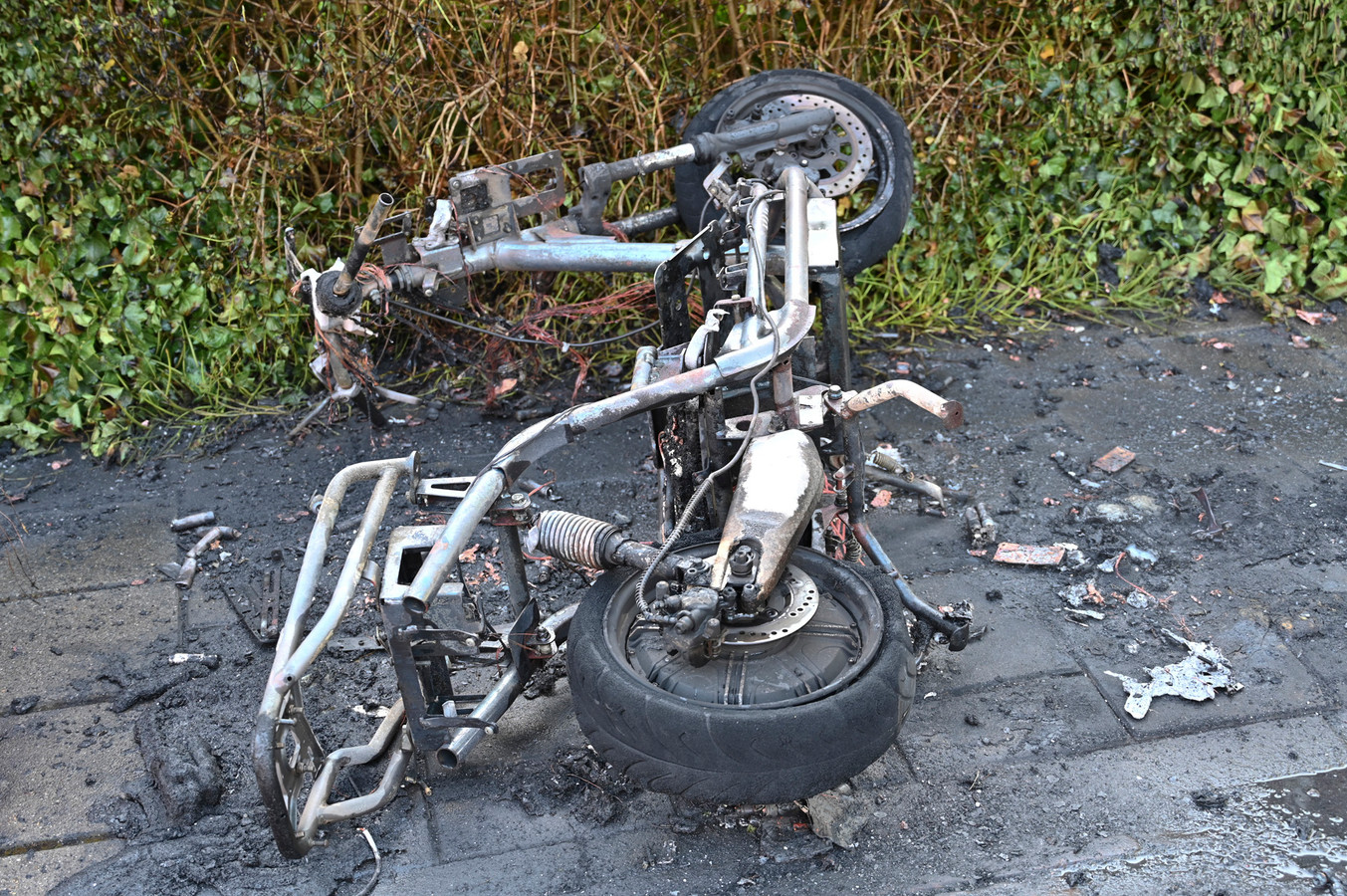 Elektrische scooter gaat in vlammen op in Breda | Foto | AD.nl