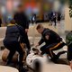 Witte jongen mag rustig bekomen, zwarte jongen krijgt knie in nek: verbijstering over optreden politie bij vechtpartij VS