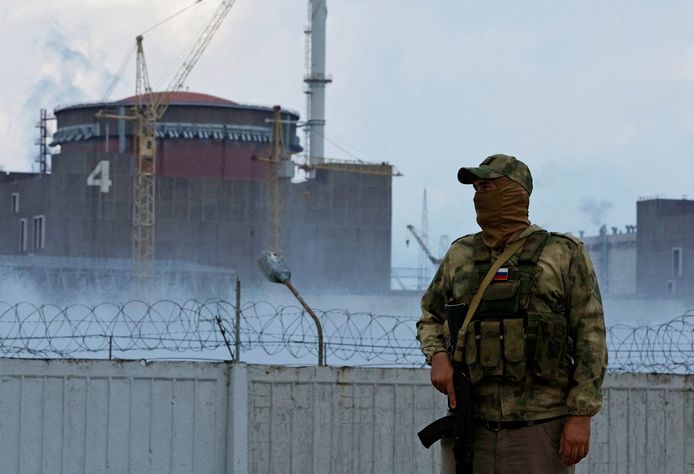 Russische soldaat voor kerncentrale van Zaporizja.