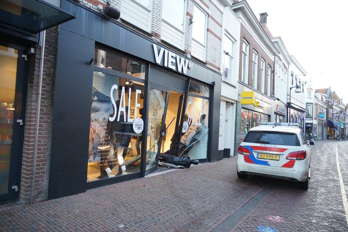Donderdagochtend in alle vroegte vond een ramkraak plaats bij View37 in de Hoofdstraat in Meppel. De winkelpui liep zware schade op.