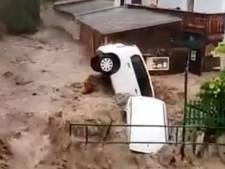 Zondvloed treft Oostenrijk, auto’s en hekwerken meegesleurd
