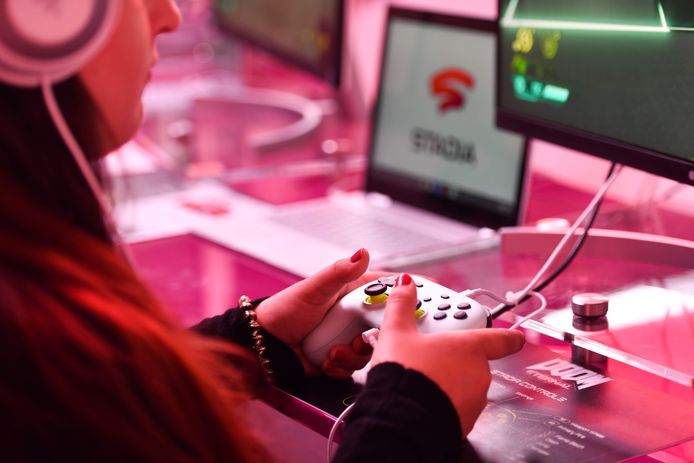 Een gamer gebruikt de controller die je moest kopen om met Google Stadia te spelen.
