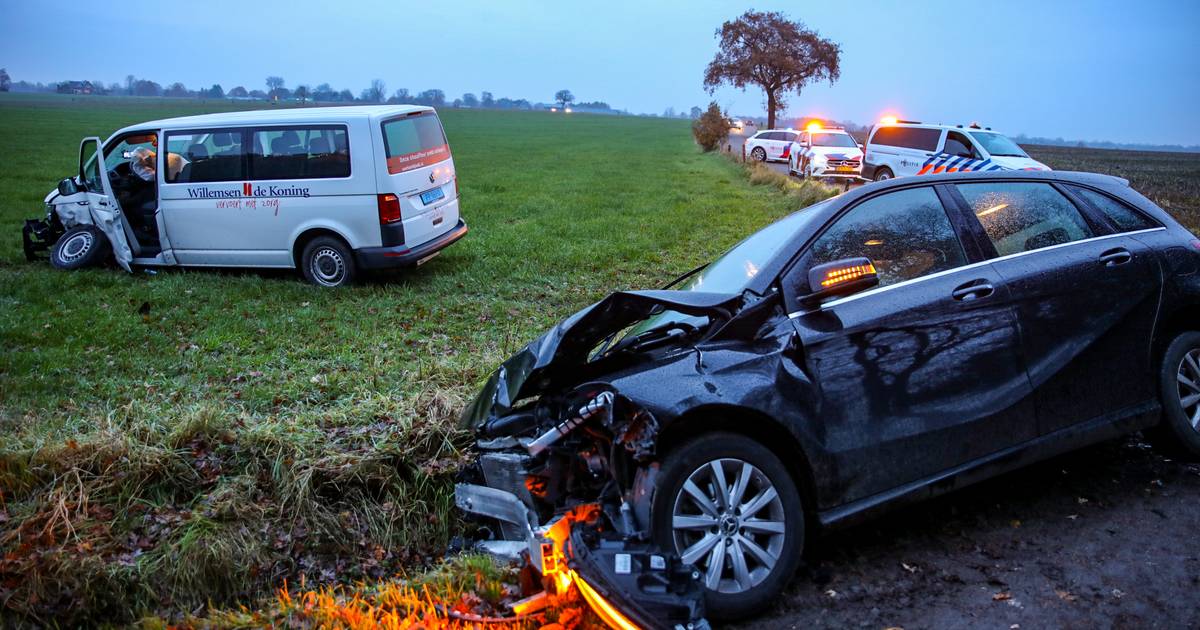 Automobilist gewond na harde botsing met taxibusje bij Beekbergen.