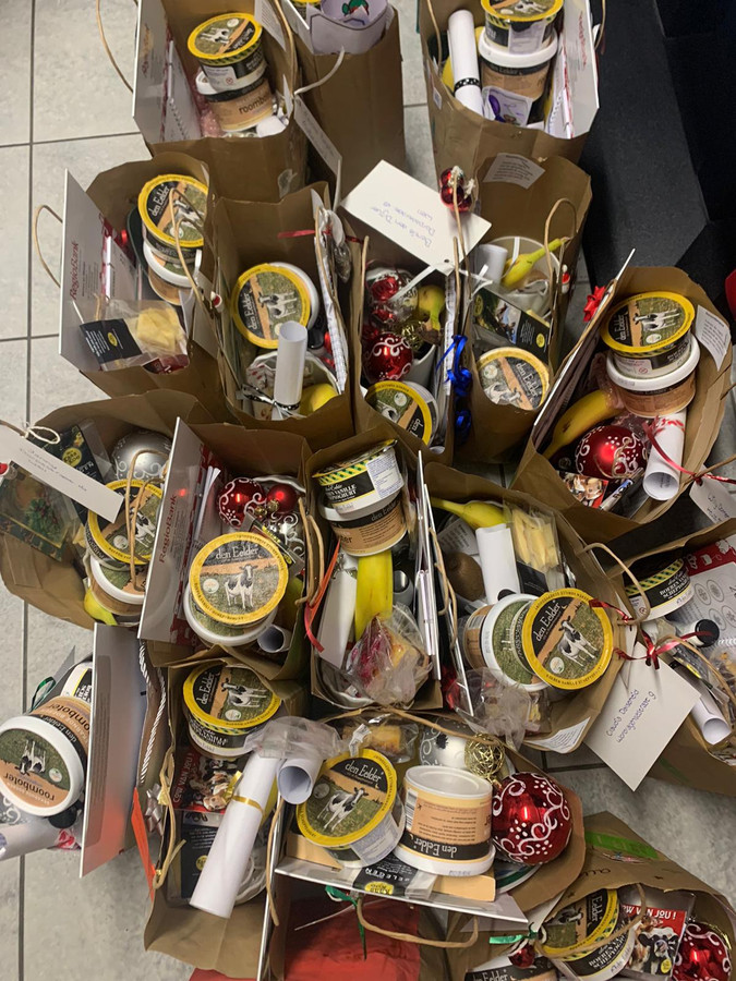 De kerstpakketten zijn, mede door donaties van de lokale middenstand, goedgevuld.