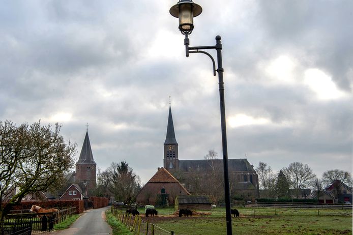Misschien wel het mooiste straatje van Maas en Waal het Kerkpad in Horssen met rechts de Antonius Abtkerk die een nieuwe bestemming krijgt.
