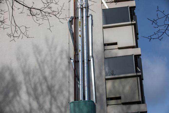 De panelen bedekten een aantal leidingen aan de zijkant van de flats aan de Staringlaan in Roosendaal.