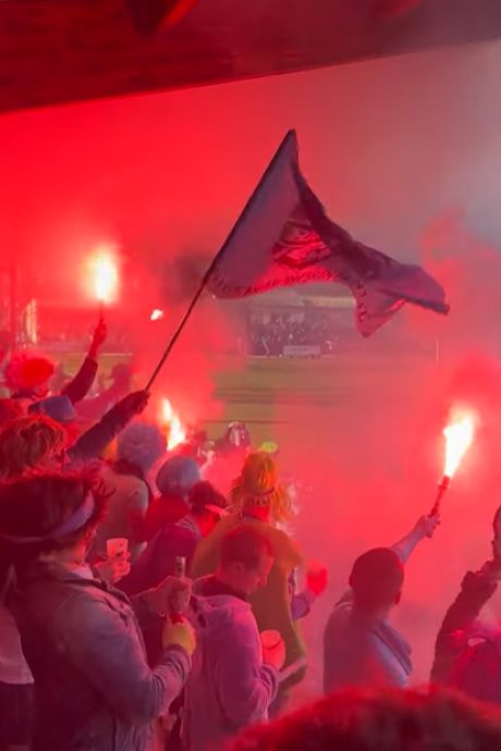 Ces supporters déchaînés débarquent par surprise pour soutenir un club choisi au hasard