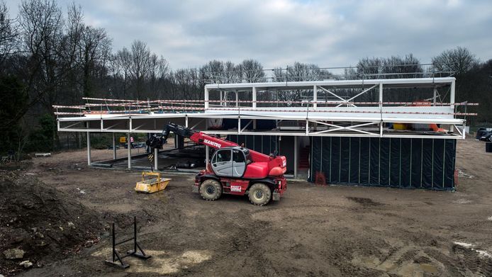 De bouw van het stedelijk zwembad zit op schema.