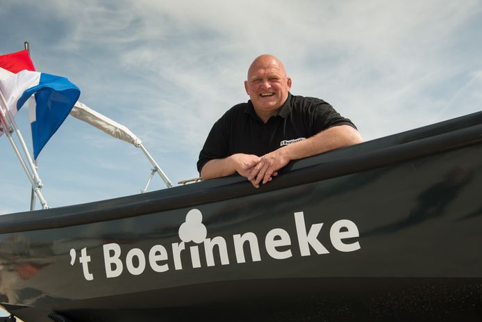 Rob Morren gaat deze zomer ijs verkopen vanaf zijn sloep in de nieuwe Harderwijkse havens.  foto Bram van de Biezen