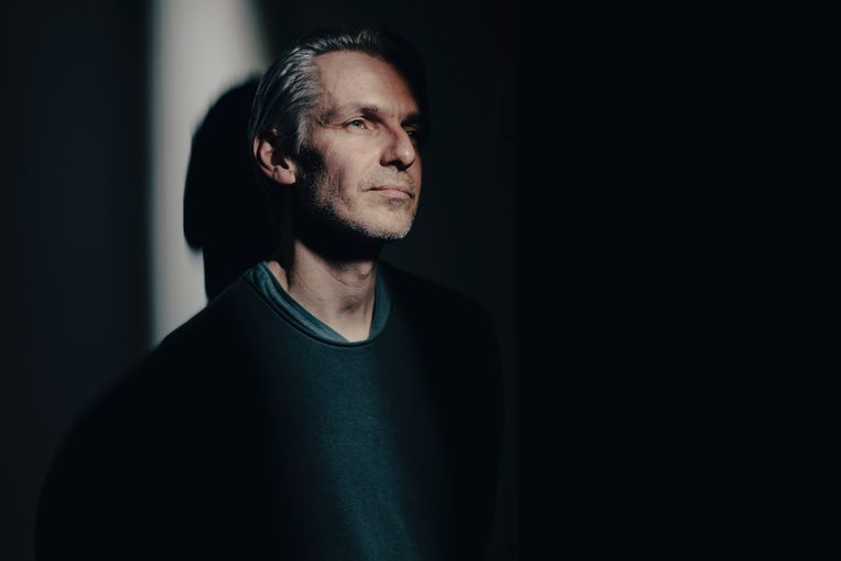 ‘Voor mij is erotiek fysiek. Borsten en billen. Ik ben daar niet sacraal mee bezig. Ik ben gewoon een vent.’ Beeld © Stefaan Temmerman
