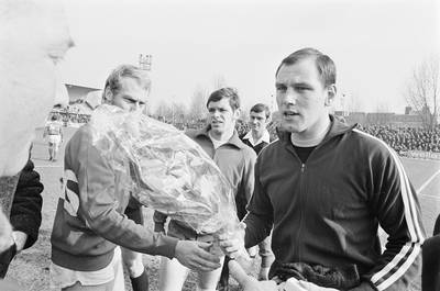 FC Groningen eert clubicoon Van Leeuwen met shirt