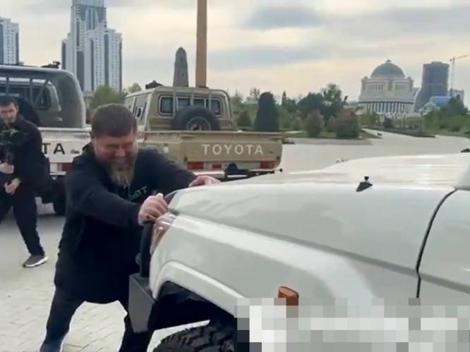 KIJK. Tsjetsjeense leider Kadyrov toont hoe hij met blote handen SUV voorttrekt om te bewijzen dat hij niet terminaal ziek is