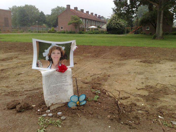 De plaats des onheils is inmiddels letterlijk van de aardbodem verdwenen. De Arnhemse flat waar in mei 2006 Melissa Ulrich omkwam werd gesloopt. Een ingetogen monument hield daarna de herinnering aan haar levend. Onder de foto van Melissa het gedicht: Een kille plek: Een plek van duizend woorden/De stille onrust is hier gaan liggen/Het geschreeuw van jouw angst dringt door de stilte...