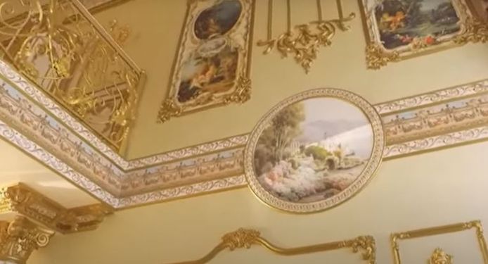 Het huis is behangen met gouden ornamenten en andere versieringen