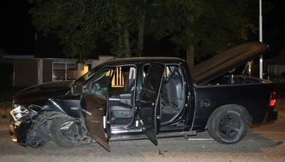 Auto botst frontaal op twee andere wagens in Velddriel, één bestuurder gewond