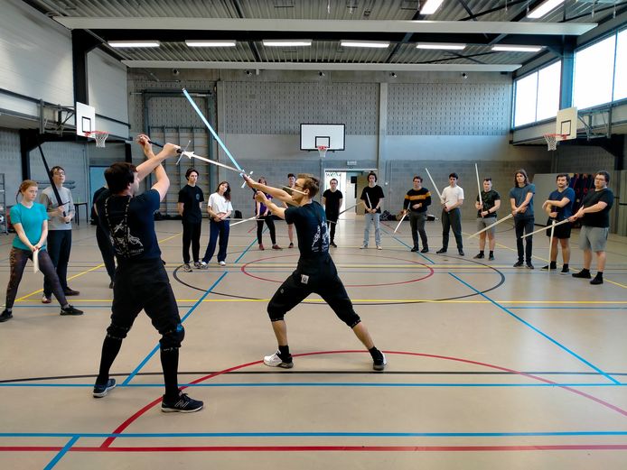 Geschiedenisstudenten krijgen initiatie historische krijgskunst