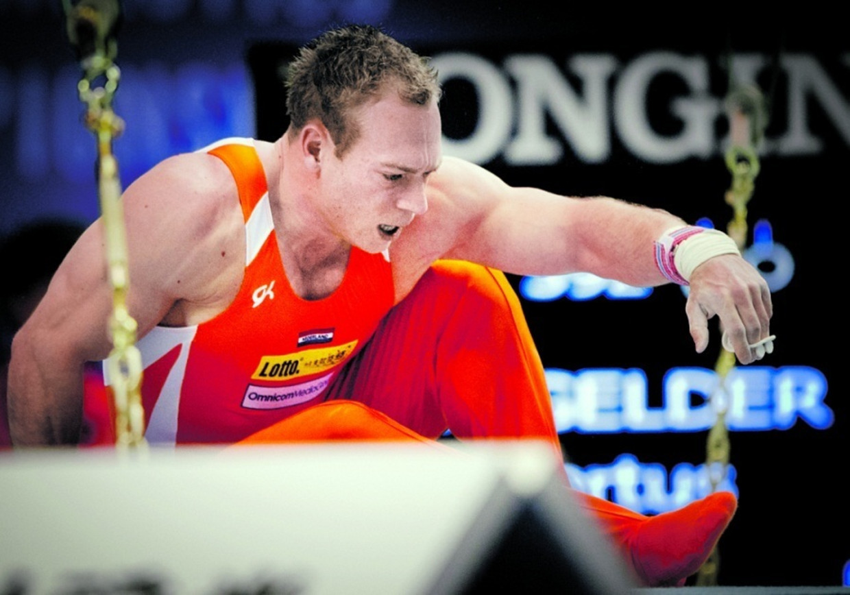 In de sport is vallen bijna altijd falen. Turner en dopingzondaar Yuri van Gelder verspeelde in oktober vorig jaar op WK in Japan zijn laatste kans op de Olympische Spelen. © ANP Beeld 