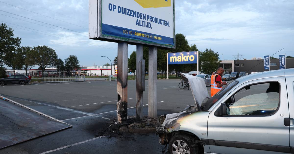 Auto vliegt in brand na botsing met reclamezuil in Hengelo.
