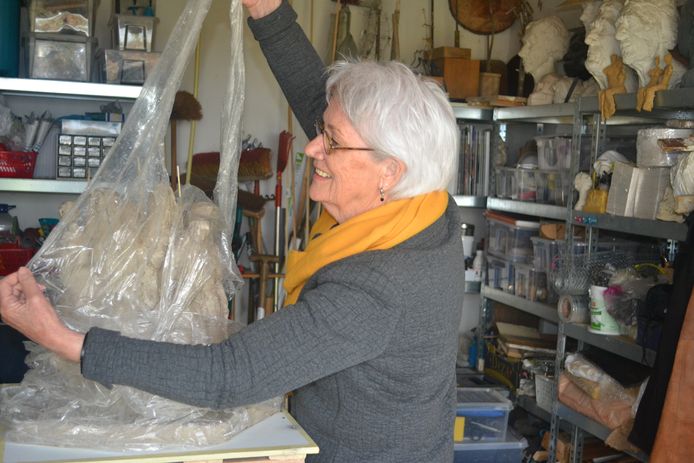 Betsy Schepers-van Loon bij haar kunstwerk voor Zusters JMJ Ravenstein