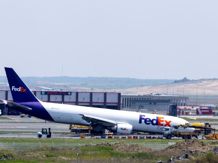 Les images impressionnantes de l’atterrissage d'urgence d'un Boeing 767 à l'aéroport d'Istanbul