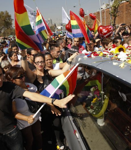 Des milliers de chiliens saluent la dépouille d'un homosexuel battu à mort