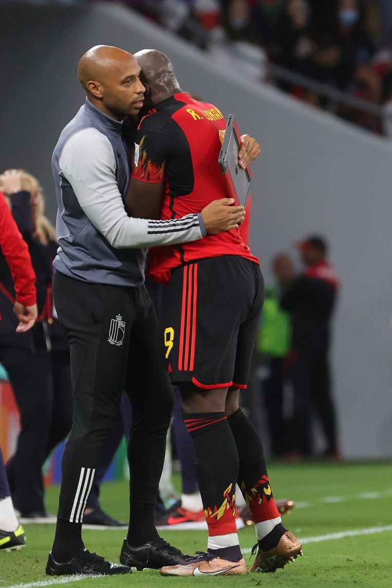Henry troost Romelu Lukaku na de uitschakeling op het WK in Qatar. Beeld BELGA