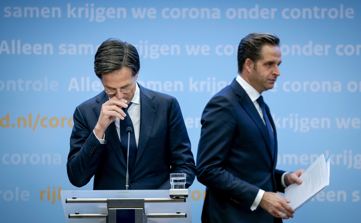 Demissionair Premier Mark Rutte en demissionair minister Hugo de Jonge (Volksgezondheid, Welzijn en Sport) geven een toelichting op de extra coronamaatregelen in Nederland. Beeld ANP