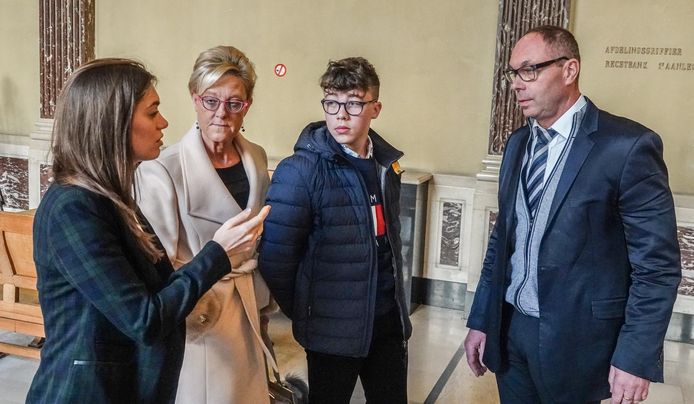 Milan met zijn ouders en advocate Sarah Leysen op de dag van het proces.