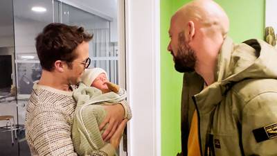 Staf Coppens en zijn gezin bezoeken pasgeboren baby van Mathias in ‘Camping Coppens’: “Zo’n schoon venteke!”