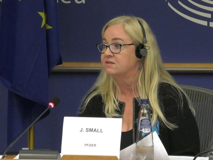 Janine Small, topvrouw bij Pfizer, in het Europees Parlement.