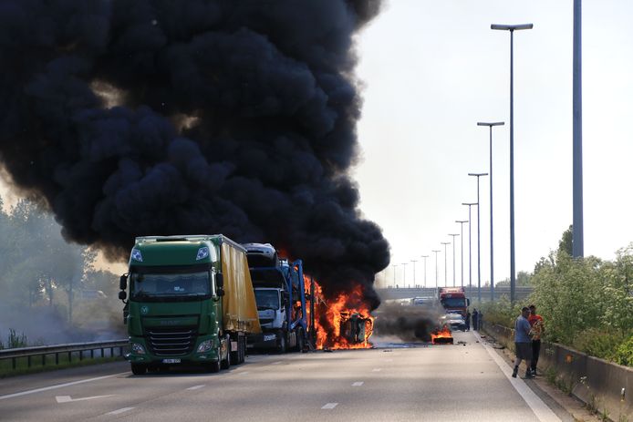 De grootste ravage was in Temse, waar een autotransport en een vrachtwagen volledig in vlammen opgingen.