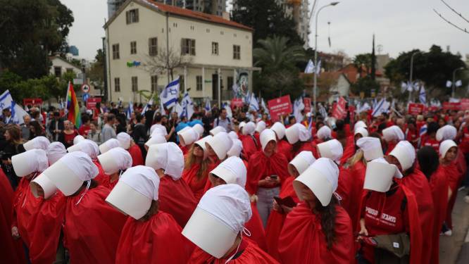 Israëlische vrouwen komen als ‘handmaids’ op straat: tevergeefs, nieuwe wet beschermt premier Netanyahu tegen afzetting
