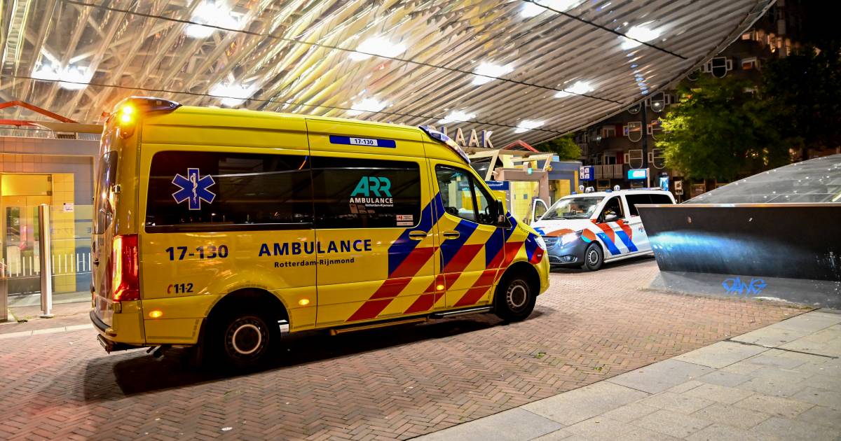 Twee mannen raakten woensdagavond gewond bij een steekpartij op de Blaak in Rotterdam .