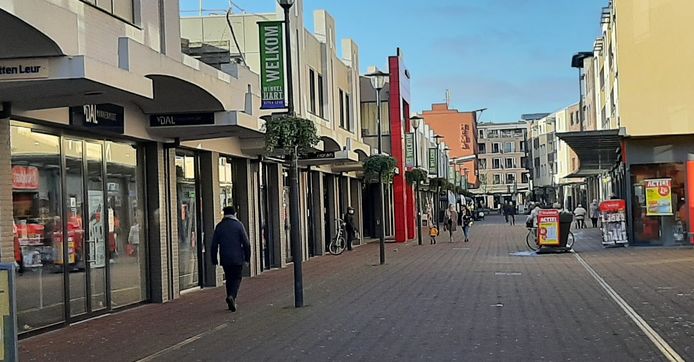 Een vrijwel lege winkelstraat in Etten-Leur op woensdagochtend 13 januari 2021.