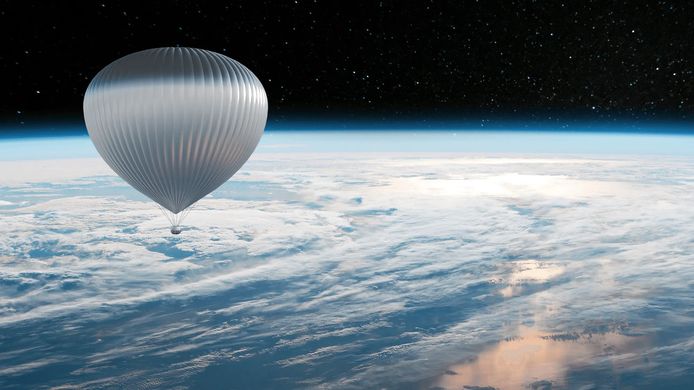 De ballon van Zephalto die boven de aarde vliegt.