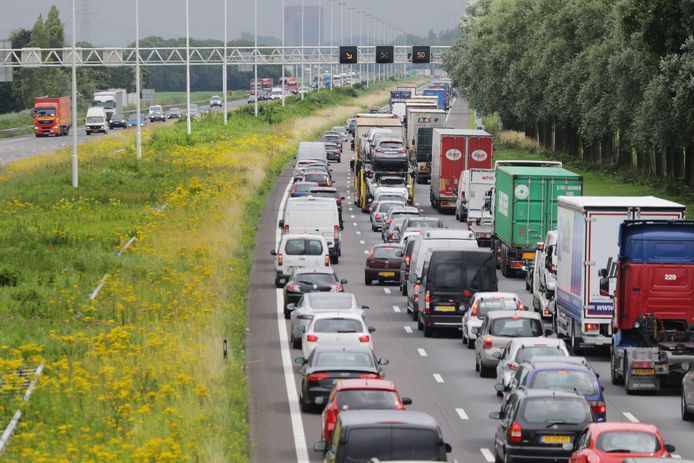 Gemiddeld één tot twee keer per dag ging de Drechttunnel dicht door een hoogtealarm. Gevolg: kilometerslange files.