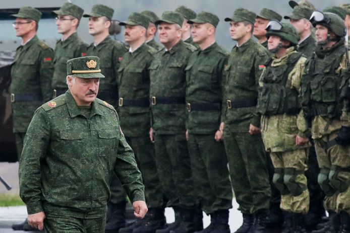 Archiefbeeld. De Wit-Russische president Alexander Lukashenko inspecteert zijn troepen.