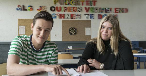Leerlingen De Waerdenborch Goor duimen na examen natuur- en scheikunde: ‘Was te doen’