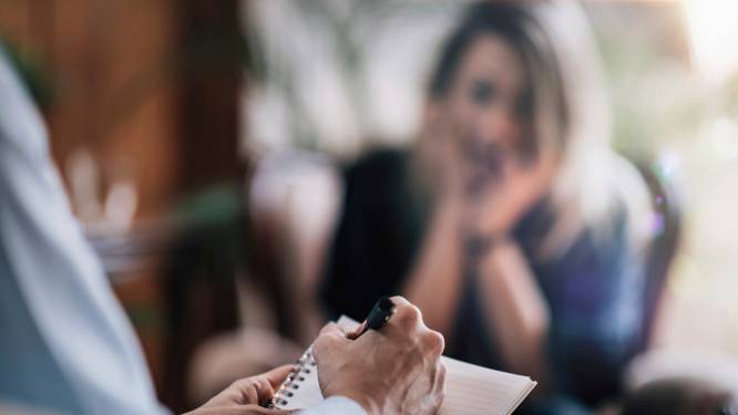 Enschedese psycholoog werd ‘stapelverliefd’ op cliënte, nu is hij geschorst: ‘Moet de consequenties aanvaarden’